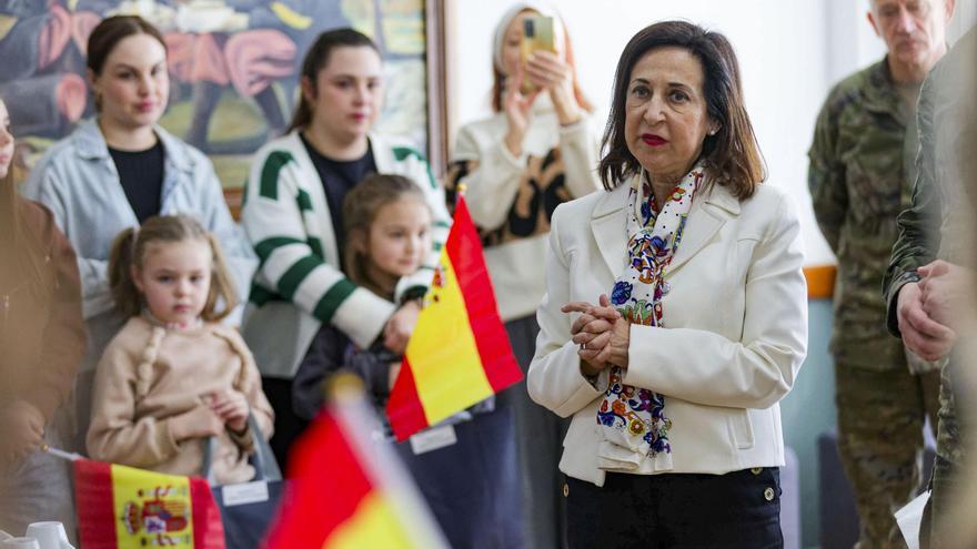 Vídeo: La ministra Robles habla desde Castellón sobre la disponibilidad del Ejército en la zona afectada por la dana