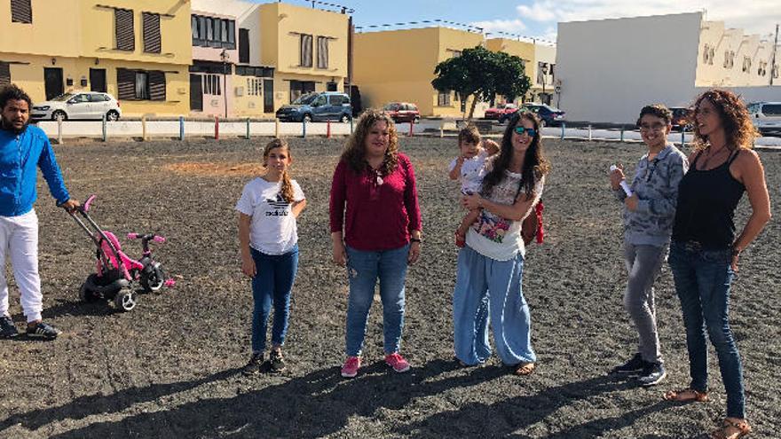 Irene Martínez (i), Redwan Baddouh, Susana de Iscar, Ana Balboa y Lel Babia en el parque desértico de la calle Tajaraste.