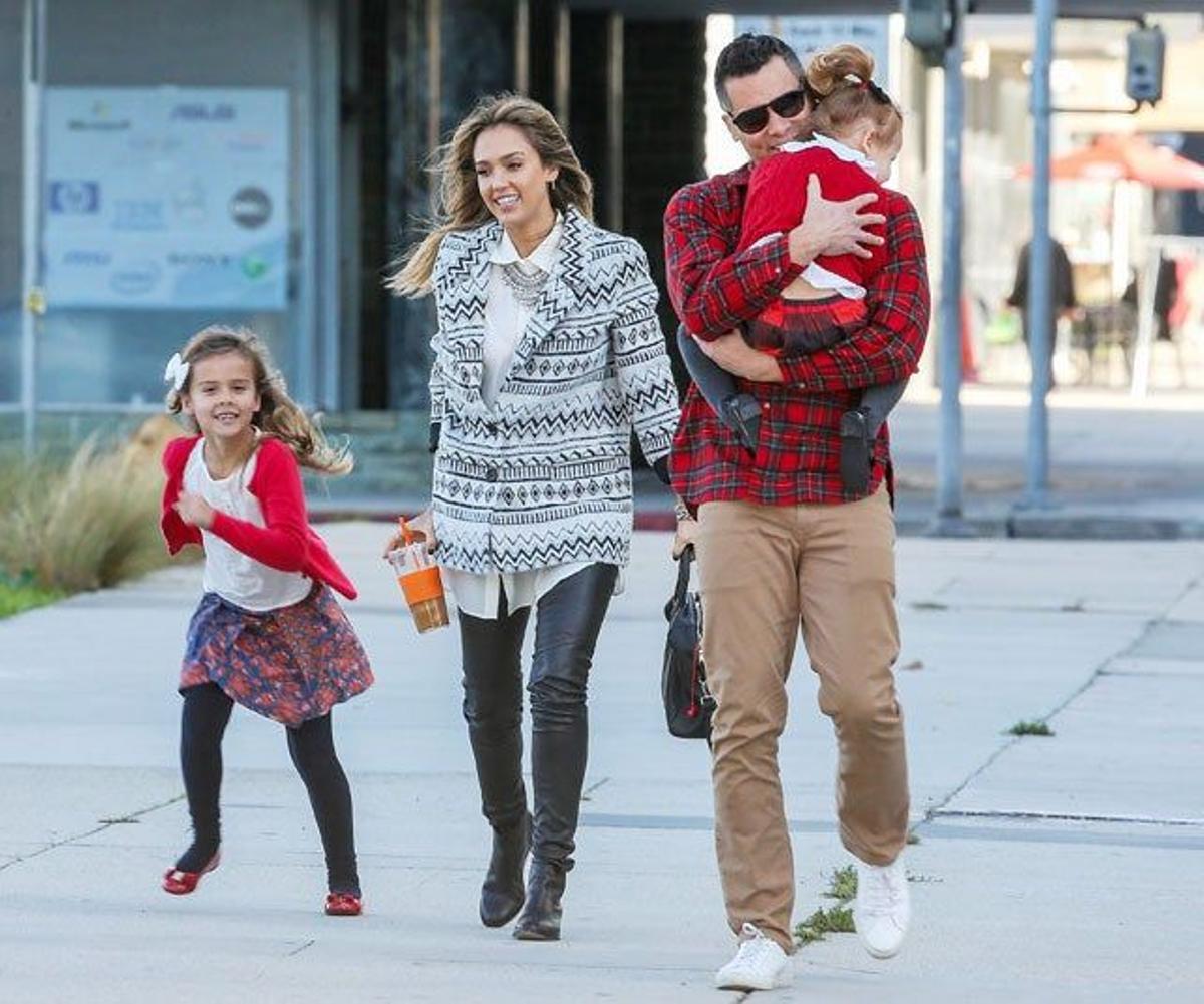 Jessica Alba junto a su familia de camino a la fiesta navideña de The Honest Company