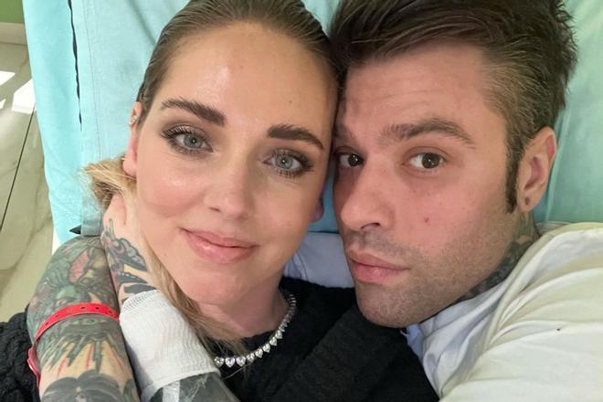 Chiara Ferragni junto a Fedez durante la hospitalización del cantante en 2022