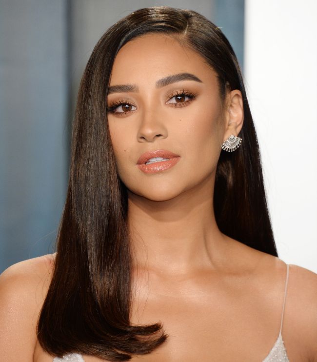 El esteticista de Shay Mitchell revela el secreto de su piel.