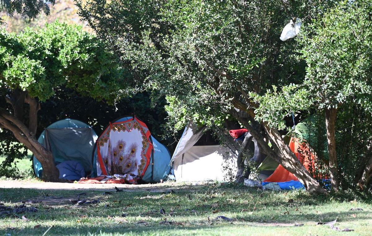 Campamento de personas sin hogar en el parque de la Ciutadella de Barcelona, en una imagen de archivo.