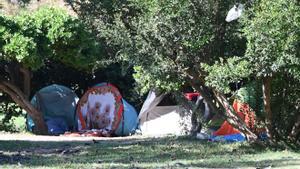 Personas sin hogar acampan en el parque de la Ciutadella de Barcelona