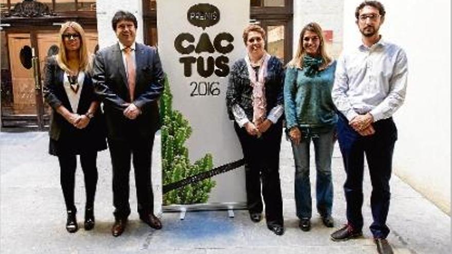 L&#039;alcaldessa en funcions, Isabel Muradàs, tercera per la dreta, ahir en la presentació dels Premis Cactus.