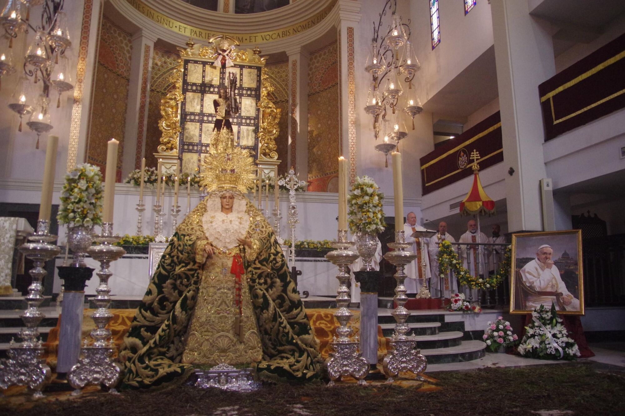 Misa de despedida de la Virgen de la Esperanza antes de irse a Roma