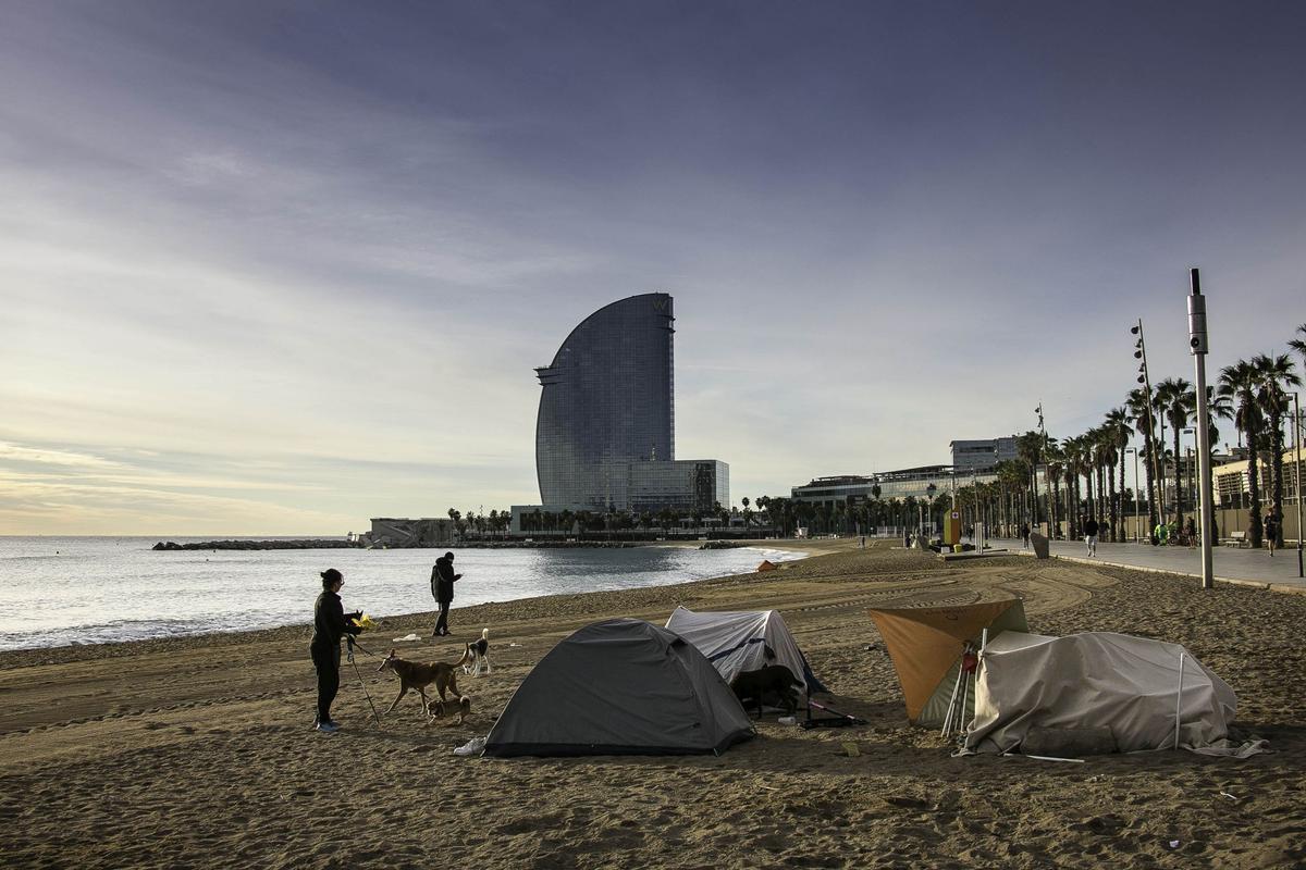 Un grupo de subsaharianos lleva meses acampados en las playas de la Barceloneta.