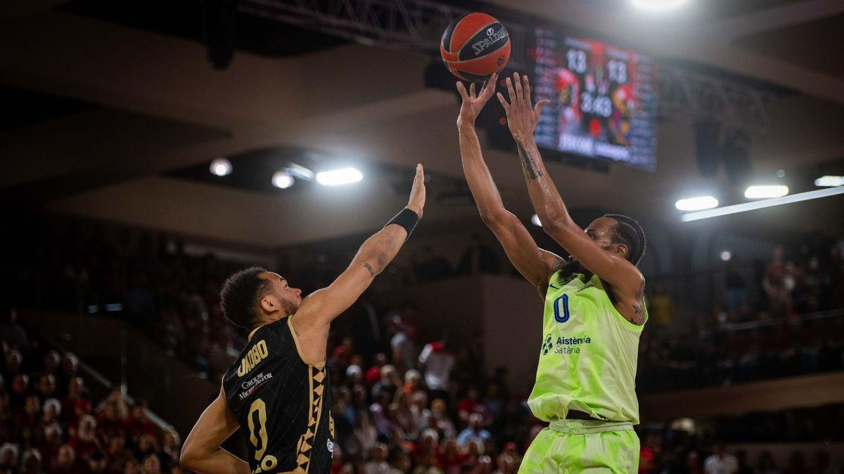 Kevin Punter se eleva ante Elie Okobo.