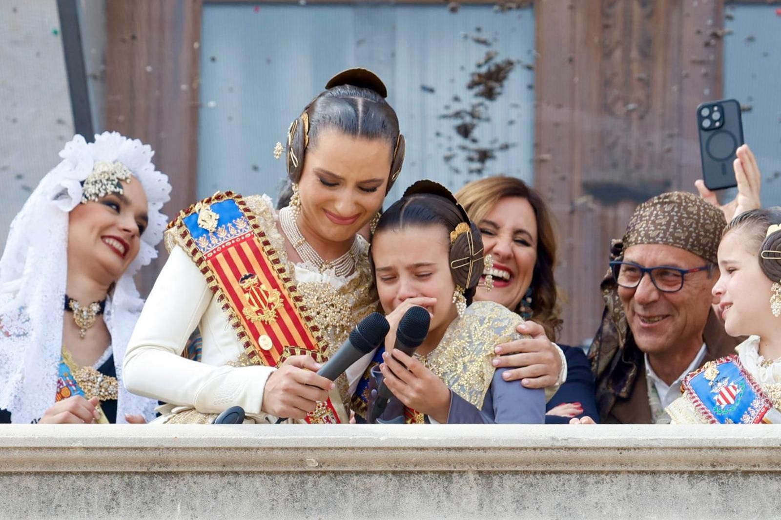 Las Falleras Mayores y la corte despiden la última mascletà entre lágrimas