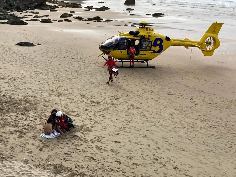 Rescate en Aguilar de varios bañistas atrapados en las rocas