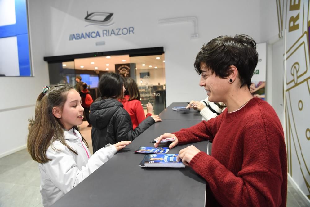 En la nueva sesión de divulgación de 'valores blanquiazuis' entre los escolares de A Coruña y su área metropolitana han participado las jugadoras del Dépor Abanca Alba Merino y Teresa Abelleira.