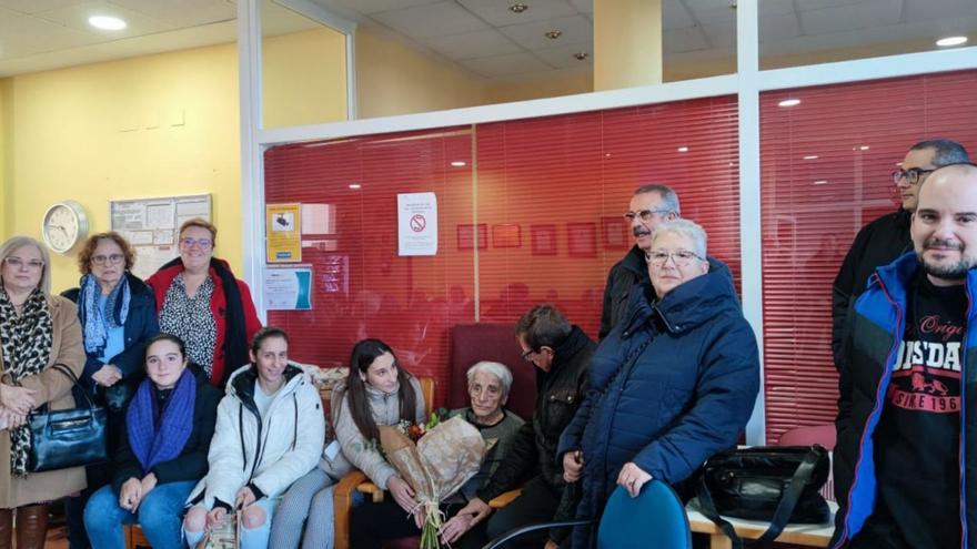 Mariana, rodeada de los familiares que acudieron a fecilitarla en el día de su 108 cumpleaños. | Cedida |  CEDIDA