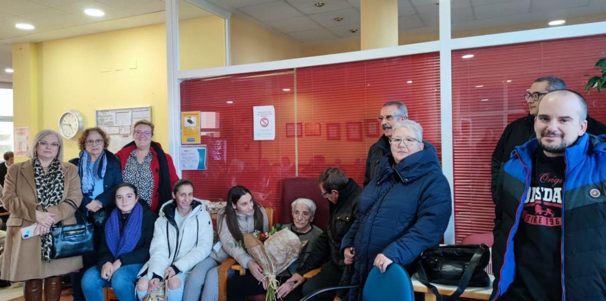 Mariana, rodeada de los familiares que acudieron a fecilitarla en el día de su 108 cumpleaños. | Cedida |  CEDIDA
