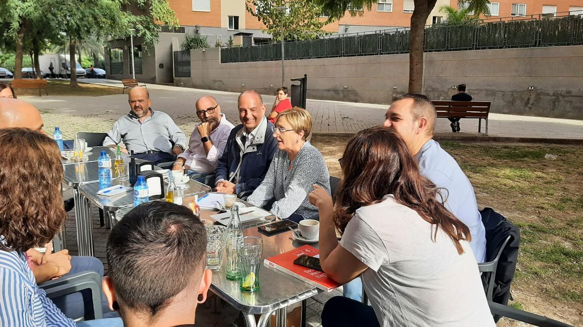 Reunión entre las asociaciones de vecinos de PAU I y PAU II con Ana Barceló, candidata a la alcaldia por el PSOE en Alicante