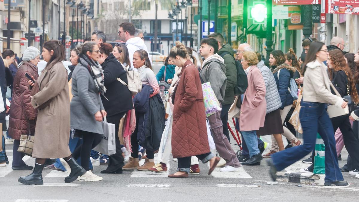 Calles abarrotadas en el centro de València para hacer las últimas compras de la Navidad