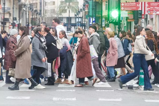 Calles abarrotadas en el centro de València para hacer las últimas compras de la Navidad