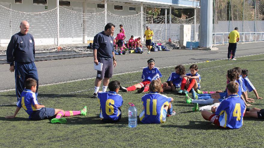 Los entrenadores David Sosa y Antonio Montoya, junto al grupo de alevines seleccionados.