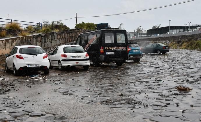 03/04/2019 TELDE.  Lluvia Ojos de Garza. Barranco aeropuerto, coches aparcados. Fotógrafa: YAIZA SOCORRO.  | 03/04/2019 | Fotógrafo: Yaiza Socorro