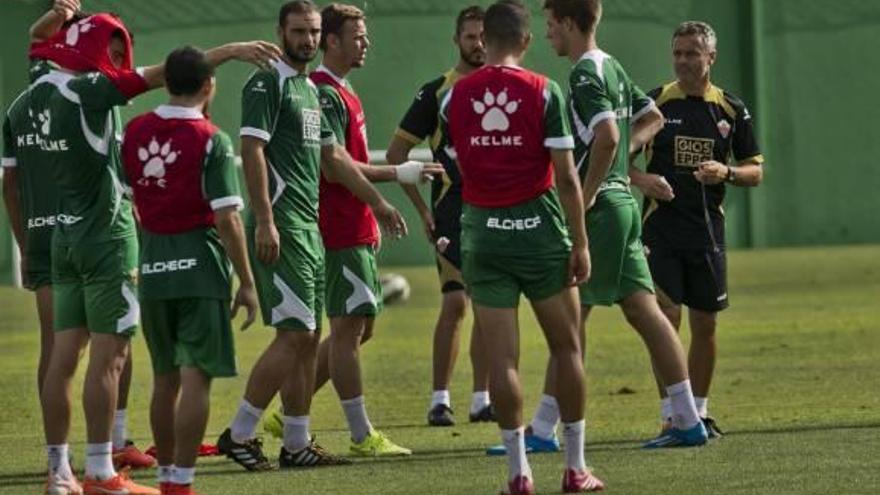 Escribá da instrucciones a sus jugadores en el entrenamiento de ayer por la mañana