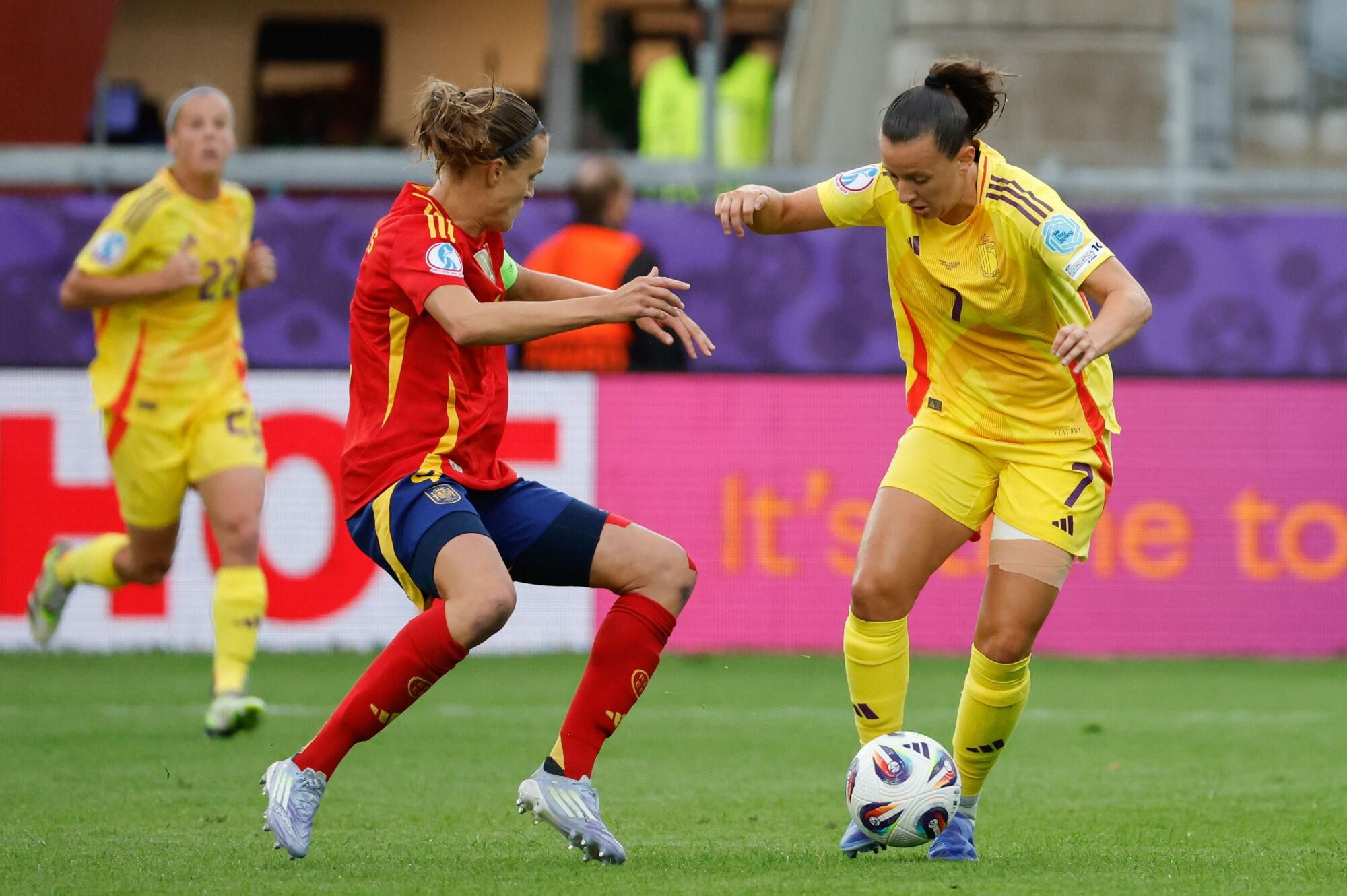 THUN (SUIZA), 07/07/2025.- La jugadora de la selección de Bélgica Hannah Eurlings, y la jugadora de la selección de España Irene Paredes, durante el partido de la segunda jornada de la fase de grupos de la Eurocopa 2025 entre la selección de España y la selección de Bélgica, este lunes en el Stockhorn Arena en Thun, Suiza.-EFE/ Ana Escobar