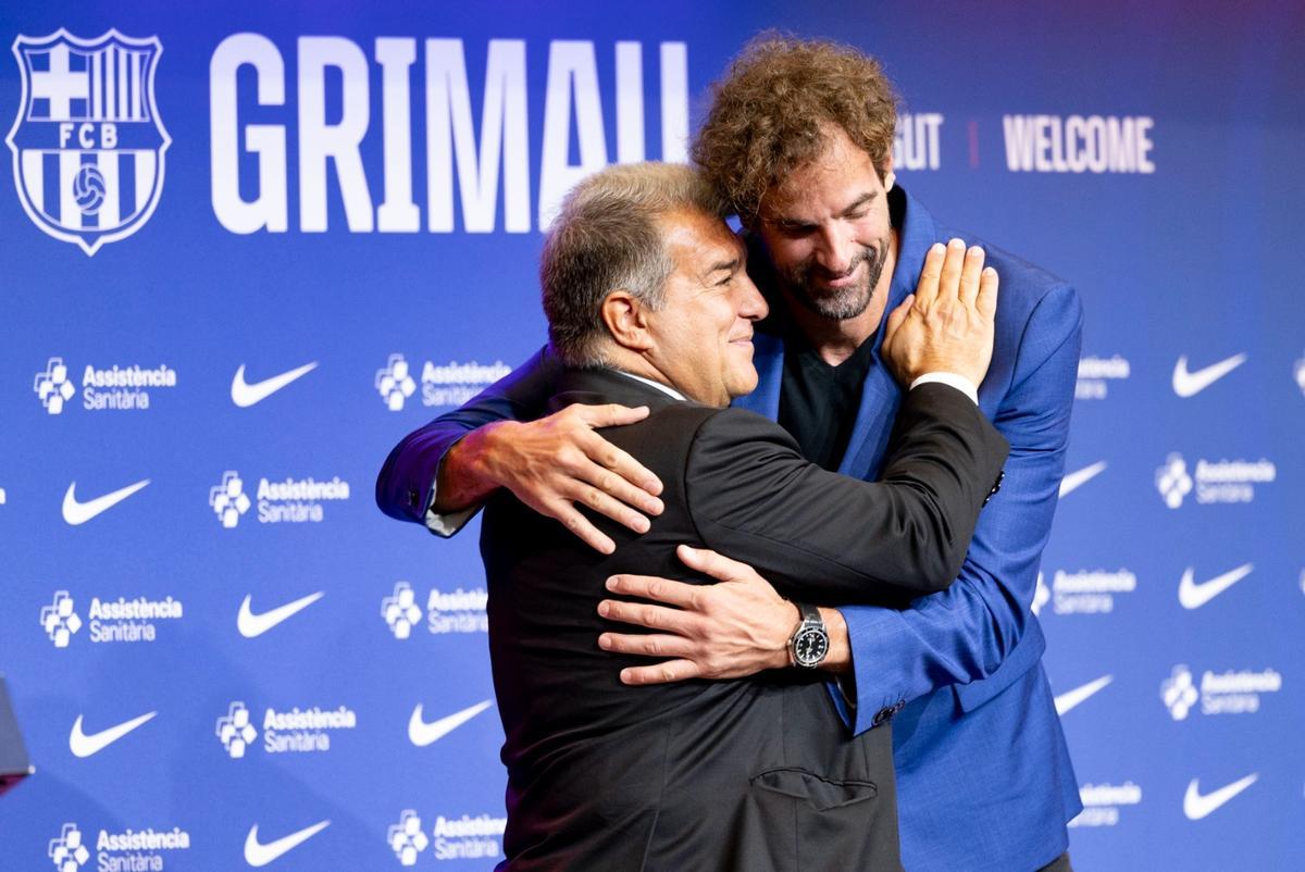 El presidente Laporta felicita a Roger Grimau en el acto de presentación como nuevo técnico