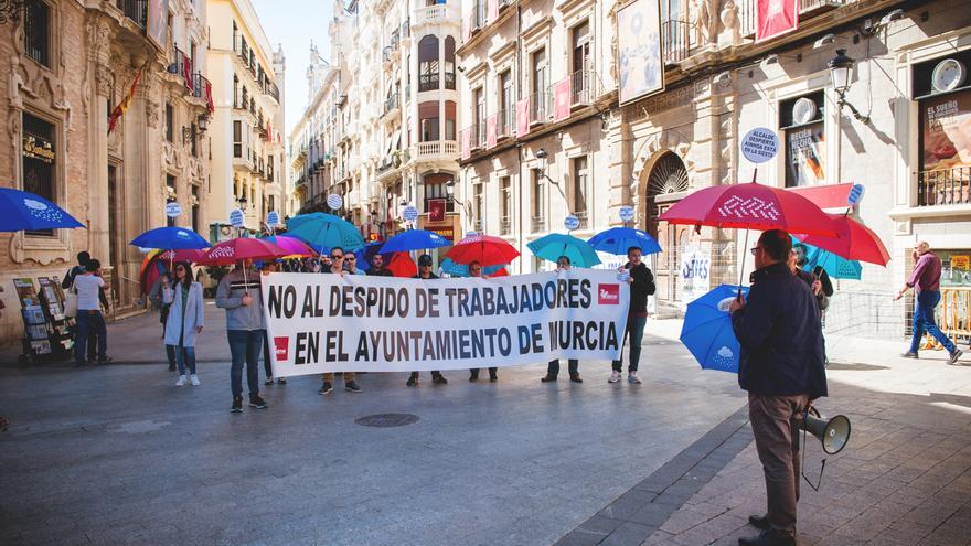 El SIME protesta contra los despidos en el Ayuntamiento de Murcia a ritmo de batucada