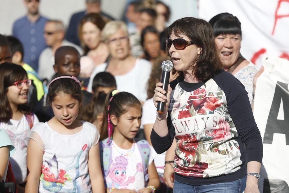 Protesta de pares i alumnes de l'escola Pere Torrent de Lloret