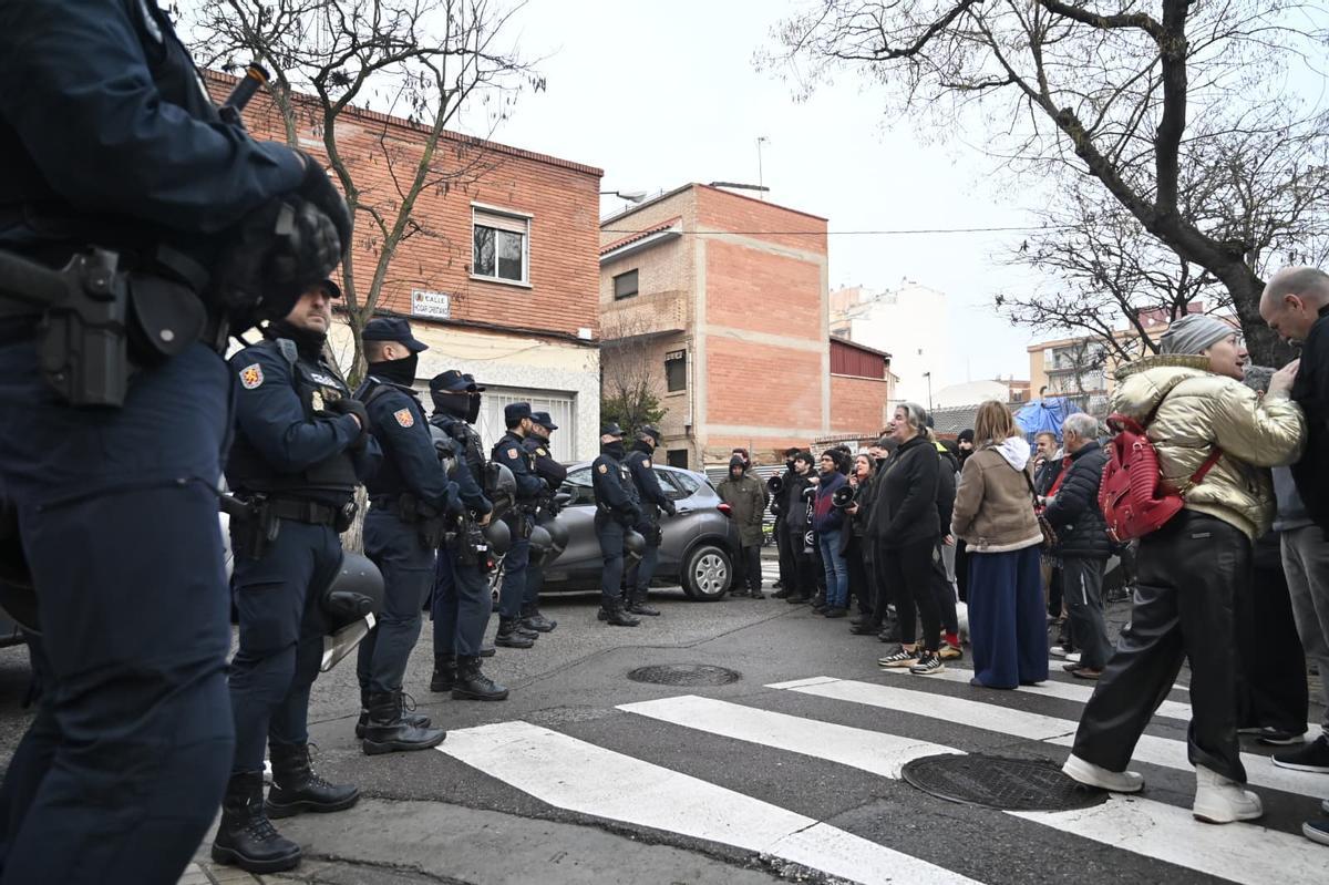 En imágenes I Los vecinos intententan paralizar el desahucio de Hamza y su familia en Torrero