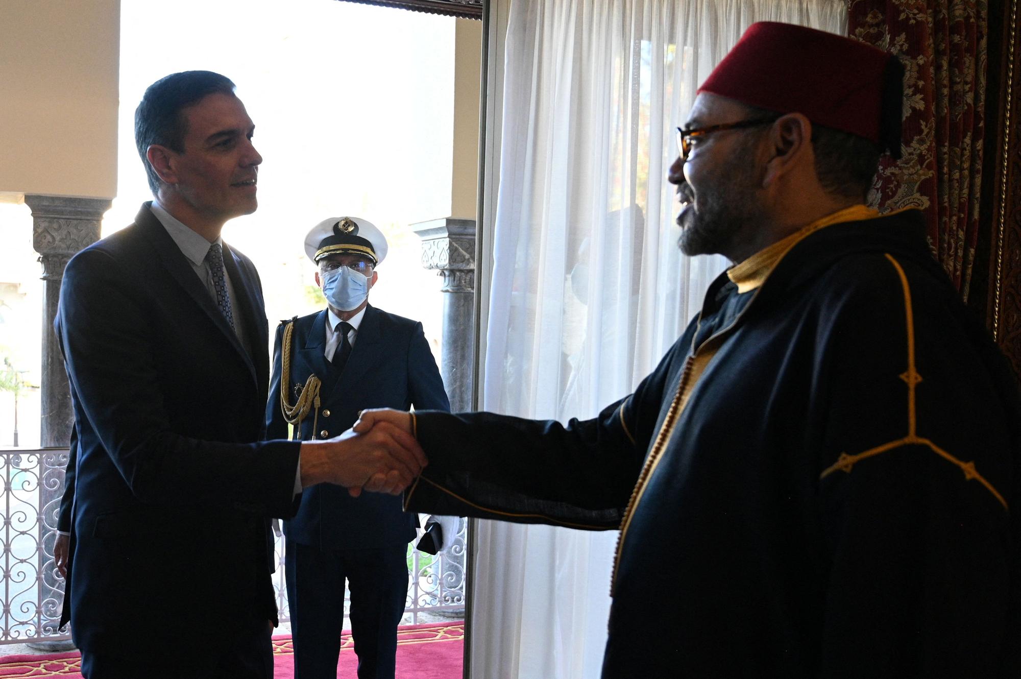 El presidente del Gobierno español, Pedro Sánchez, junto al rey Mohamed VI de Marruecos.