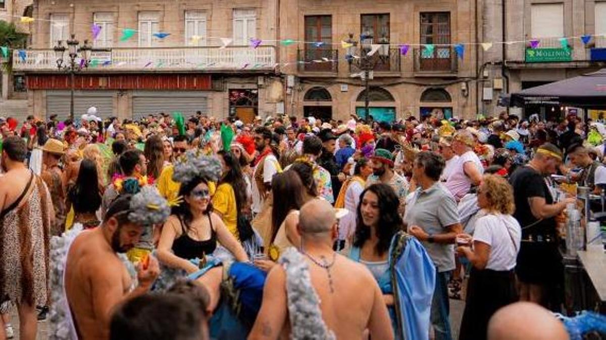 Una multitud de personas disfruta de la fiesta del Entroido de Verán.