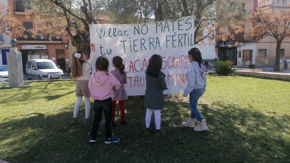 Concentración contra los parques solares en Villar del Arzobispo