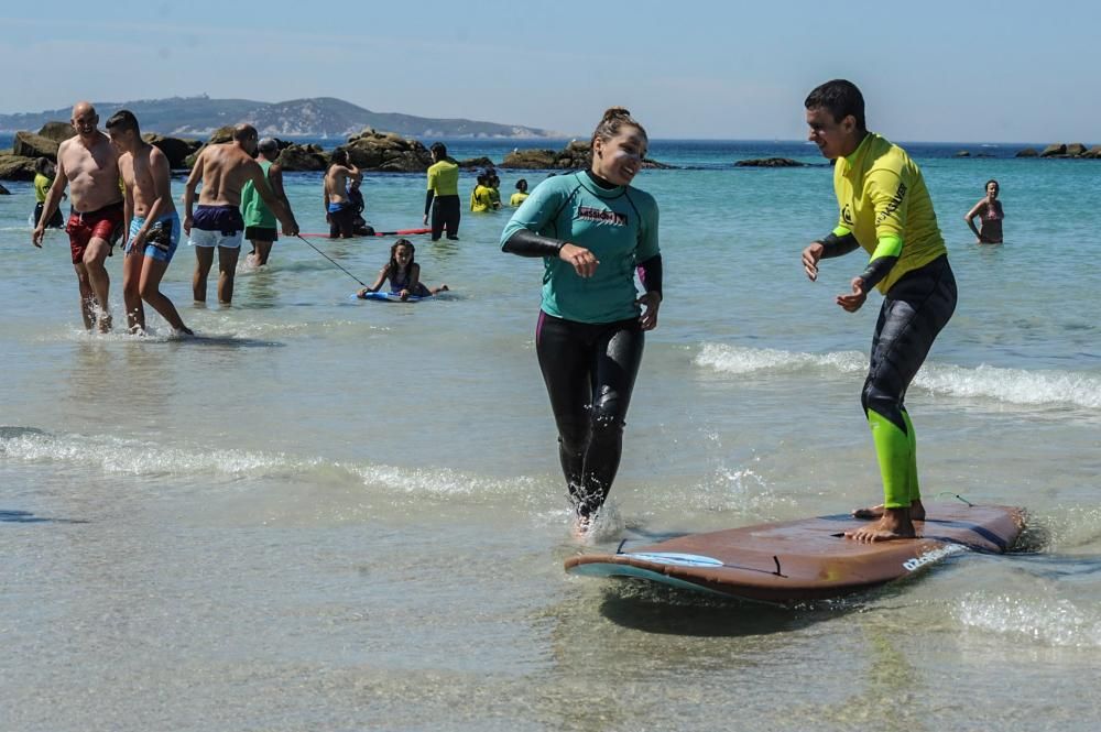 Veinte jóvenes invidentes o con discapacidad visual de 15 y 17 años de Irlanda, España y Galicia se suben a la tabla en A Lanzada.