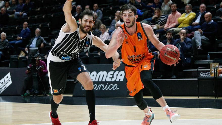 El base Sergi García supera a Davide Pascolo, del Dolomiti Trento.