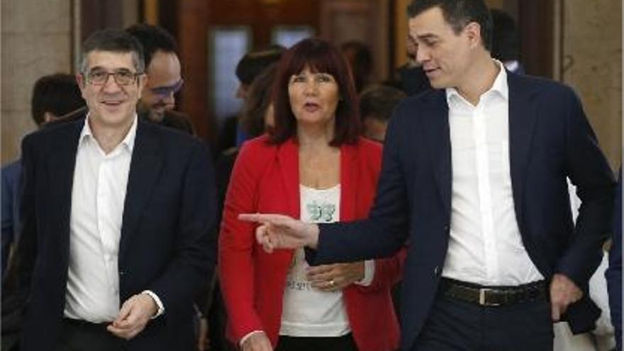 Pedro Sánchez parla amb Patxi López en presència de Micaela Navarro.