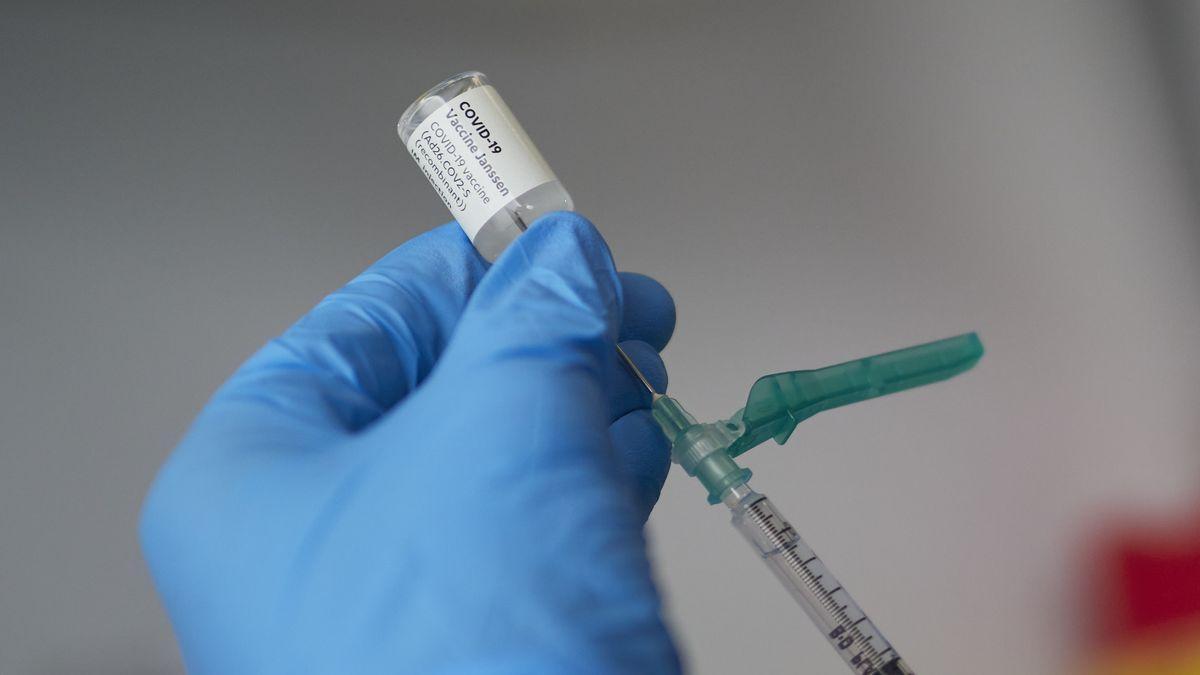 Una sanitaria prepara un vial de la vacuna monodosis de Janssen.