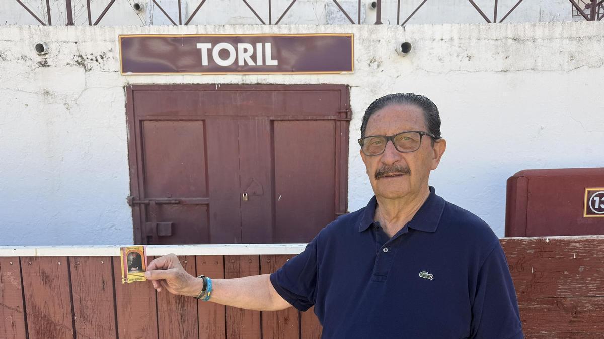 Antonio Rodríguez posa en la plaza de toros de Mérida con la estampa que lo ha convertido en protagonista del álbum taurino.