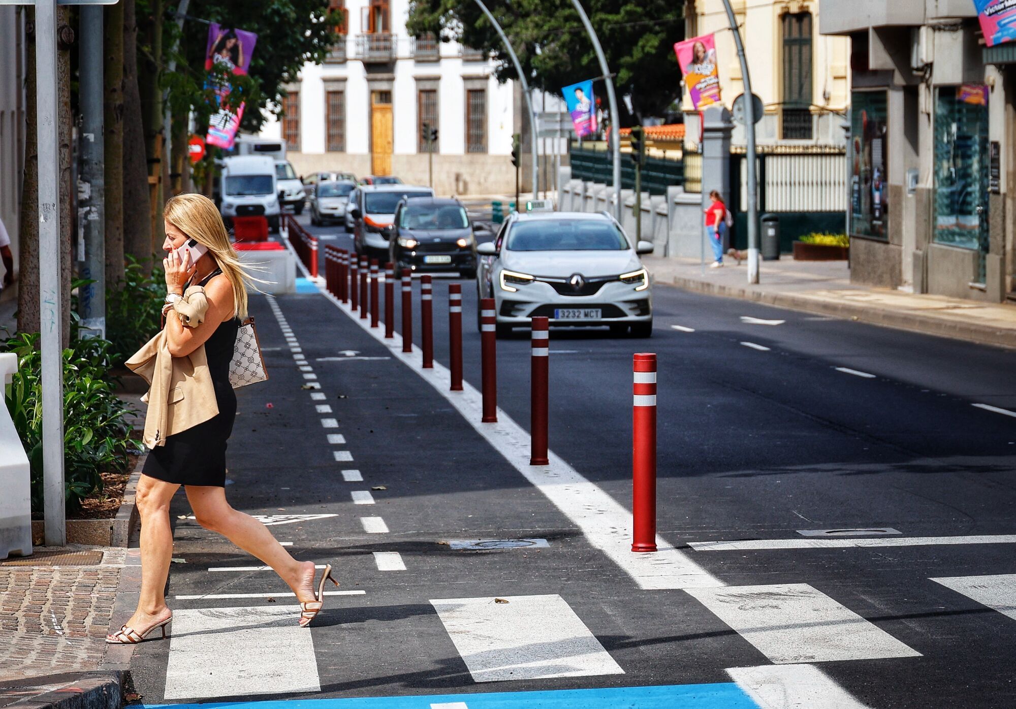 Pivotes en el carril bici de Santa Cruz de Tenerife para evitar que los coches aparquen