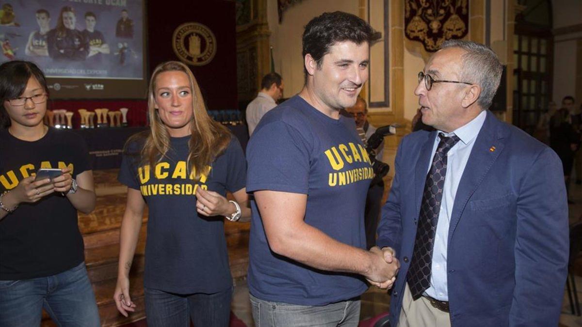 Alejandro Blanco saluda a David Cal y Mireia Belmonte, durante un acto en la UCAM