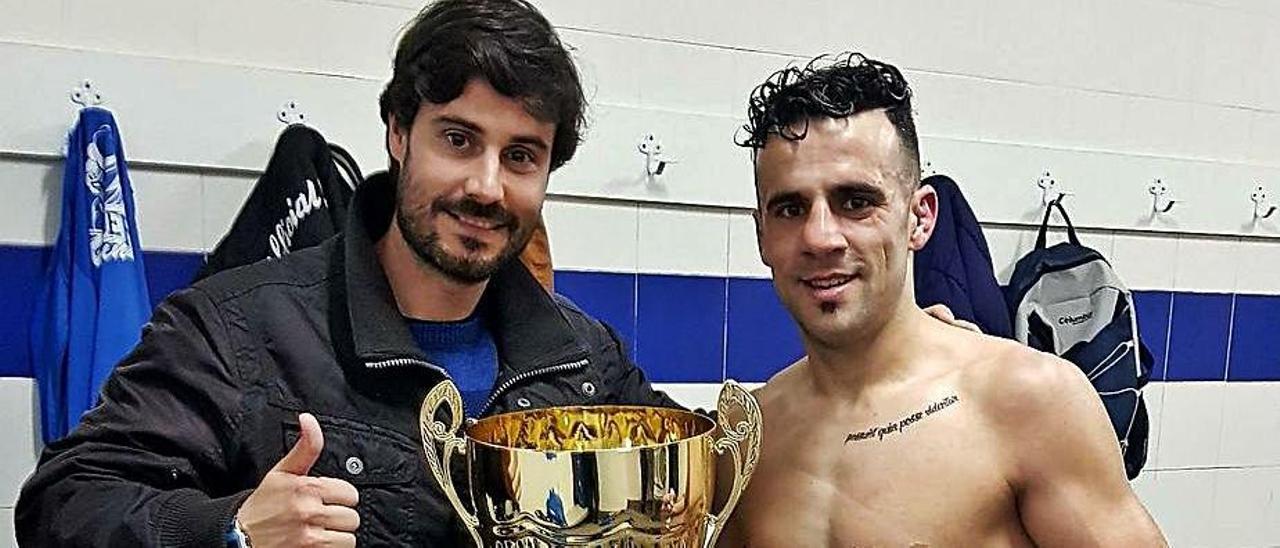 Carlos Prado (izq.) con el boxeador, Aarón González.   | // FDV