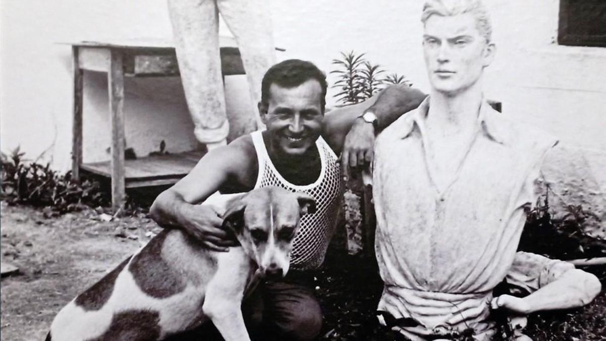 Jaime Pimentel, en su taller de Almayate con el modelo original de escayola, en 1963.