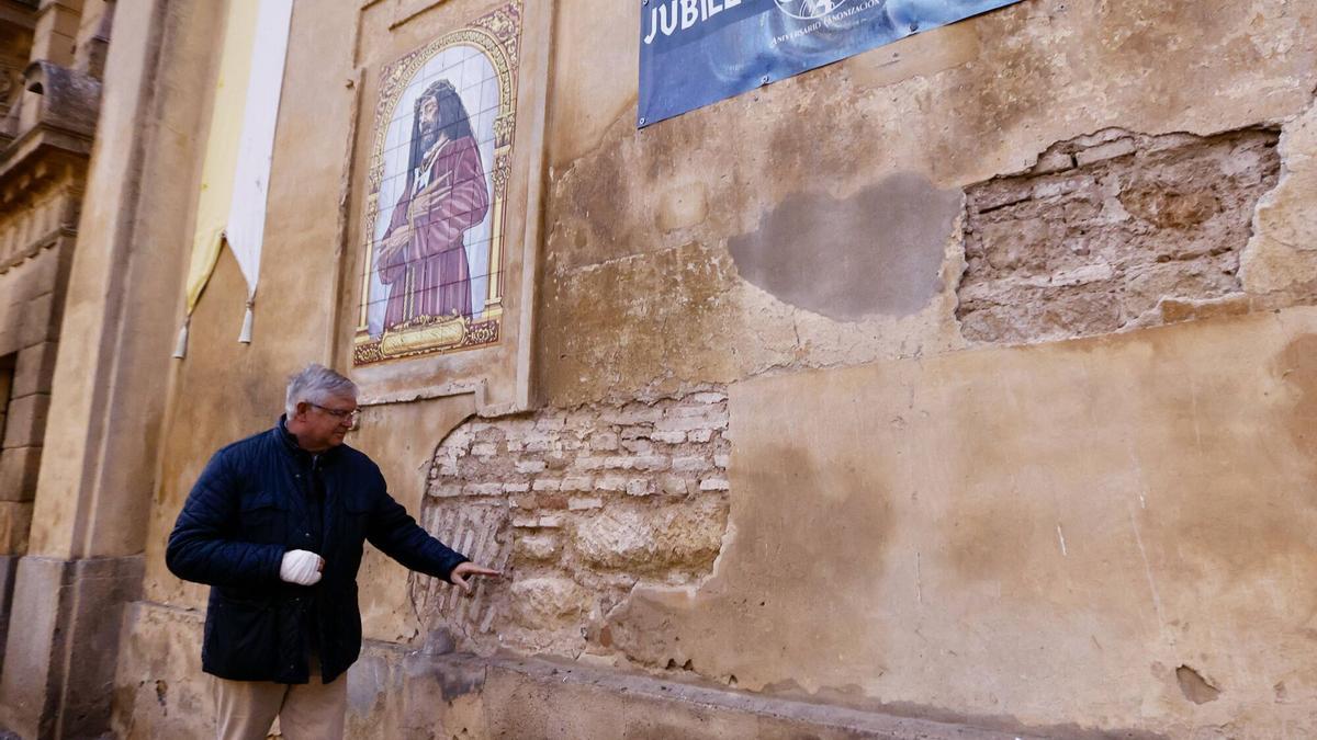 Desperfectos en la fachada de la iglesia de los Trinitarios,