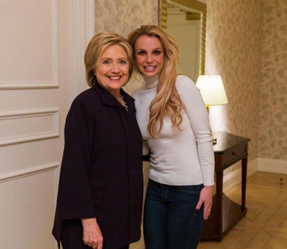 Britney Spears posa junto a Hilary Clinton en Las Vegas