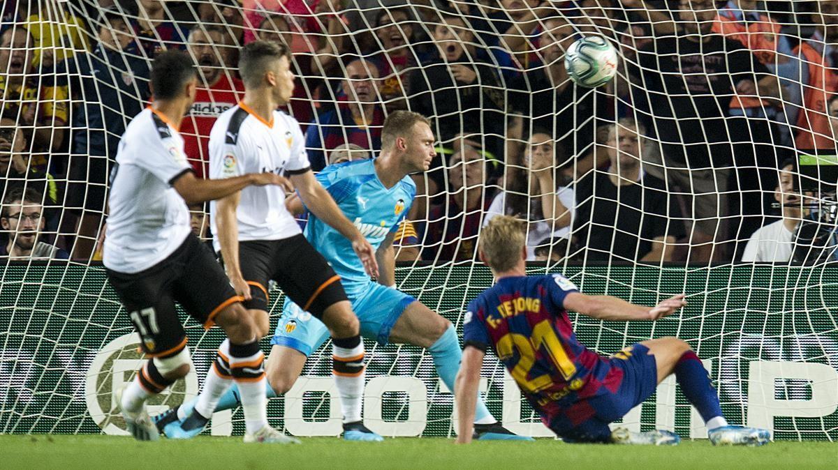 De Jong bate a su compatriota Cillesen en el partido frente al Valencia de la Liga 2019-20.