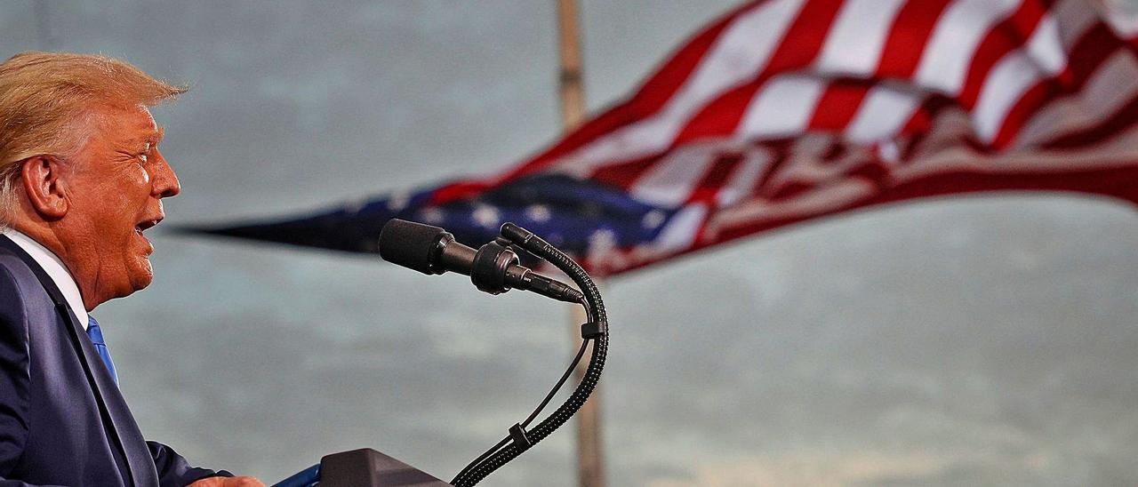 Donald Trump habla durante un mitin de campaña en Florida.