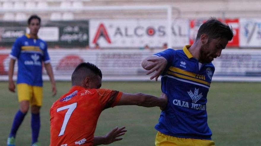 Roberto Levas despeja en el partido frente a Unionistas.