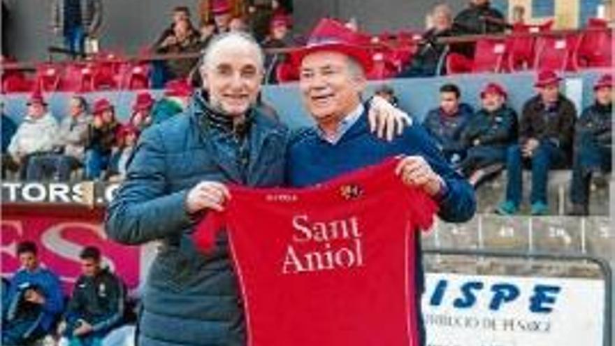 Albert Forcadell va rebre un homenatge abans del partit.