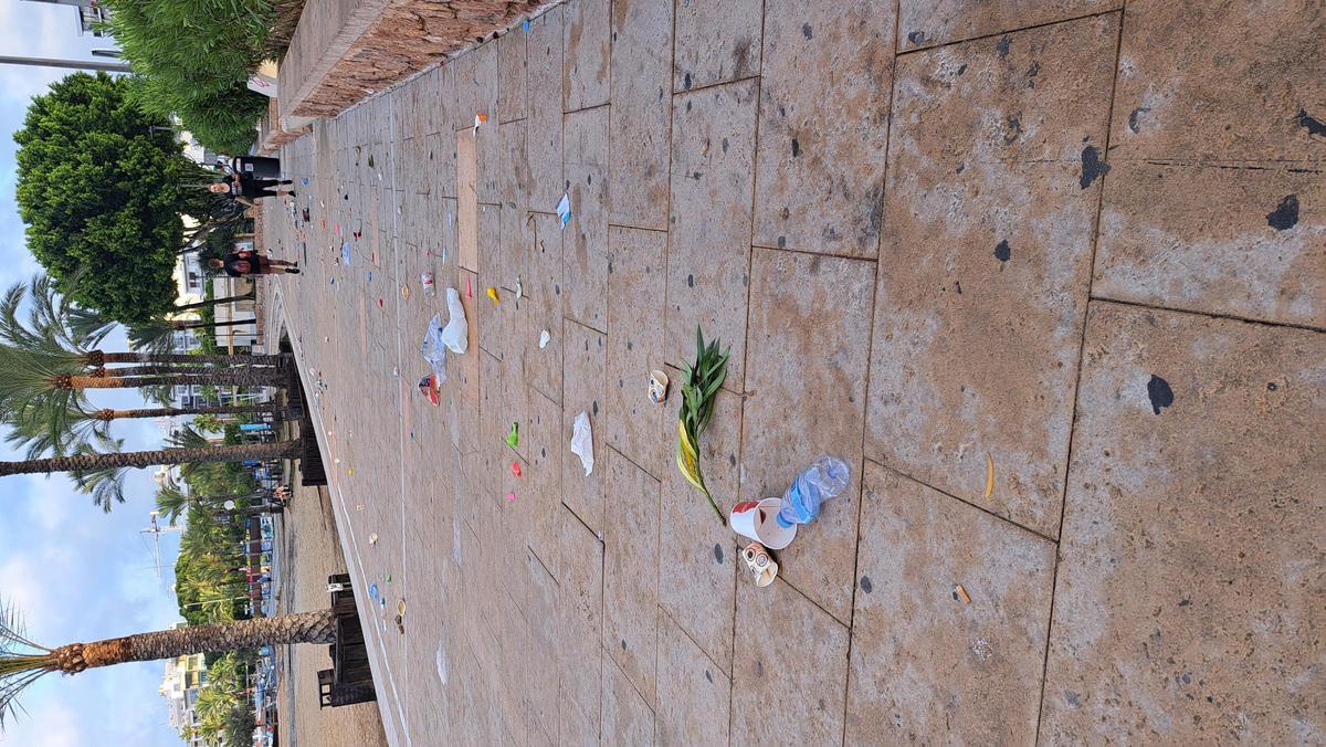 Galería de imágenes de la suciedad en el la playa de s'Arenal de Sant Antoni a primera hora de la mañana Galería de imágenes de la suciedad en el la playa de s'Arenal de Sant Antoni a primera hora de la mañana