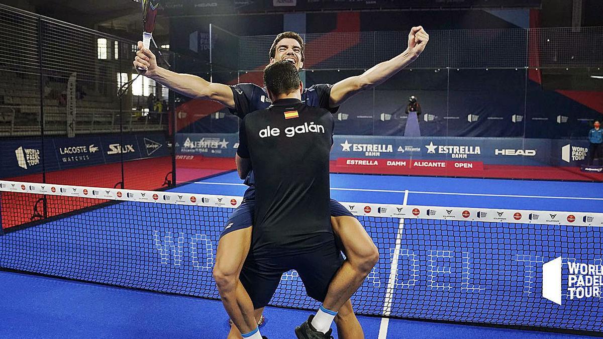 Los españoles Alejandro Galán y Juan Lebrón celebran su victoria.