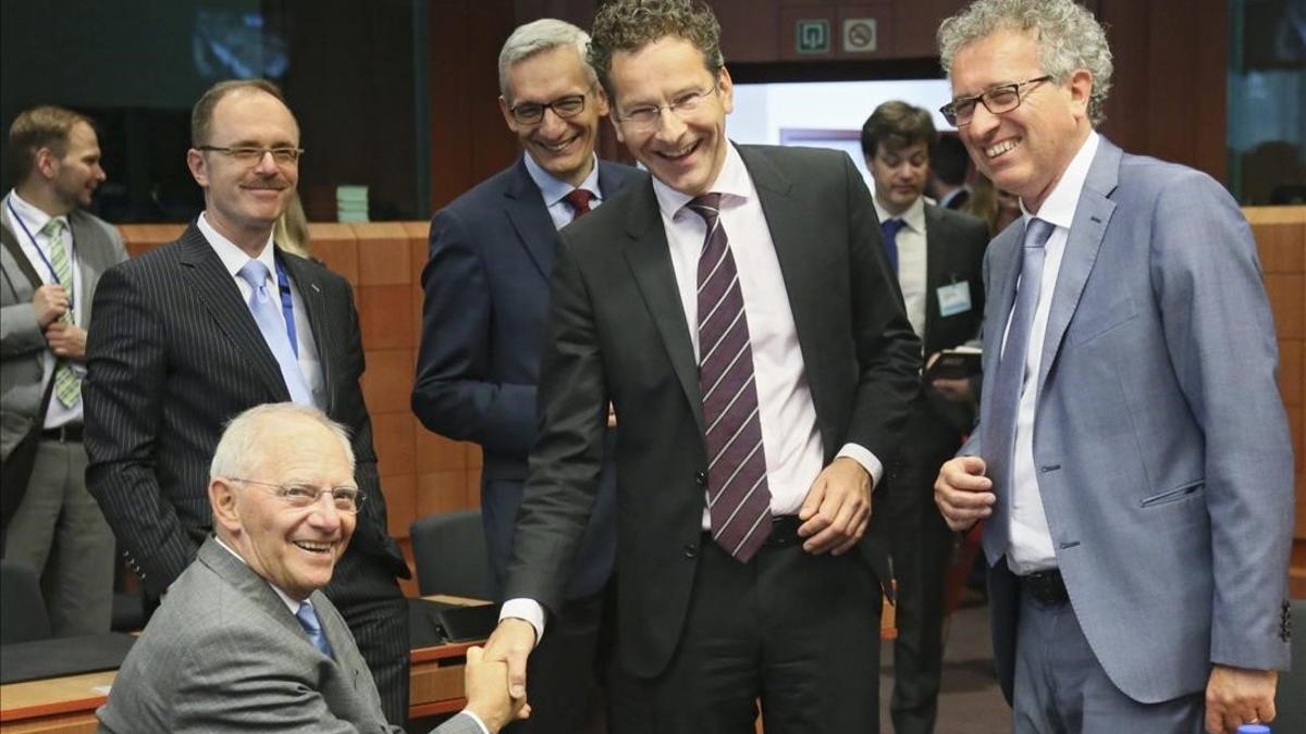 El ministro de Finanzas alemán, Wolfgang Schauble, (izquierda),  el presidente del Eurogrupo, Jeroen Dijsselbloem, (centro) y el ministro de Finanzas luxemburgues, Pierre Gramegna, durante la reunion del Eurogrupo celebrada en Bruselas.