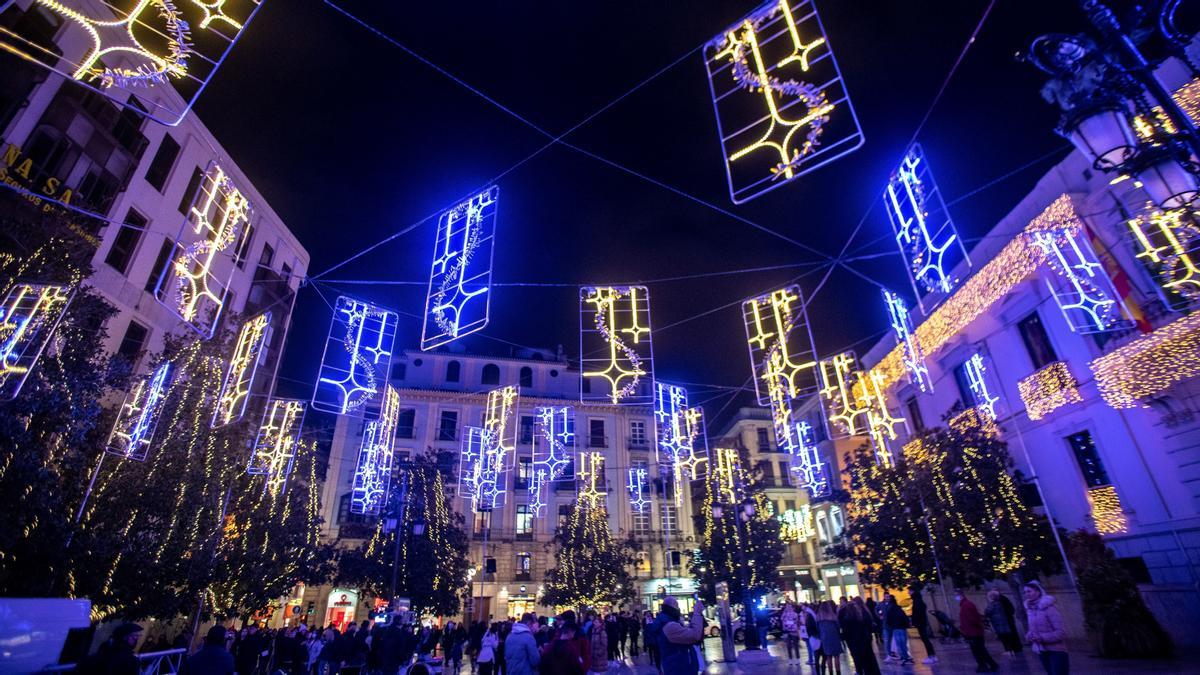 GRANADA, 10/12/2021.- Iluminación navideña instalada en una céntrica plaza de Granada, criticada por el partido político Vox, que ha registrado una solicitud de información en el Ayuntamiento de Granada para conocer los detalles sobre la adjudicación de la iluminación navideña tras hacerse eco de un vídeo que denuncia la instalación de supuestas &quot;cruces invertidas&quot;. EFE/ Miguel Ángel Molina