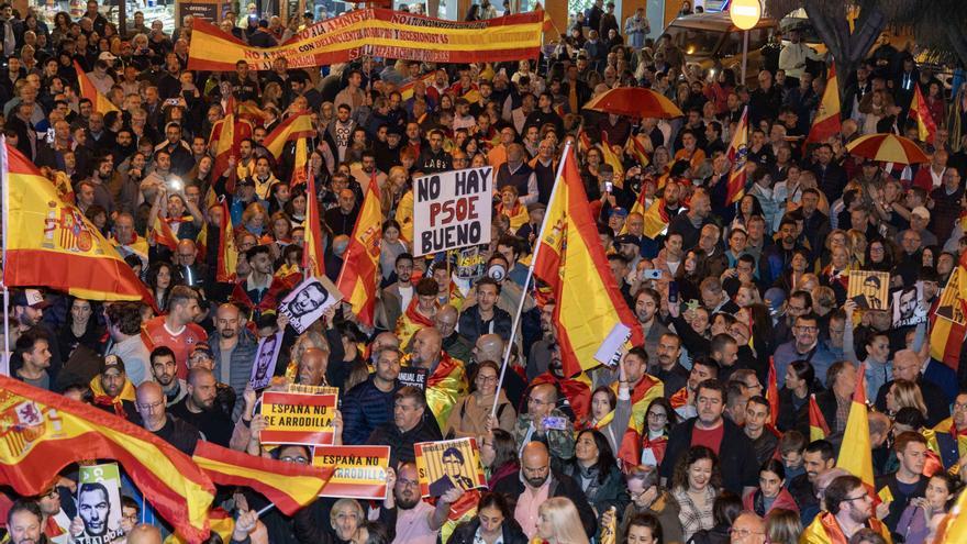 Cientos de personas se manifiestan contra la amnistía frente a la sede del PSOE en Alicante